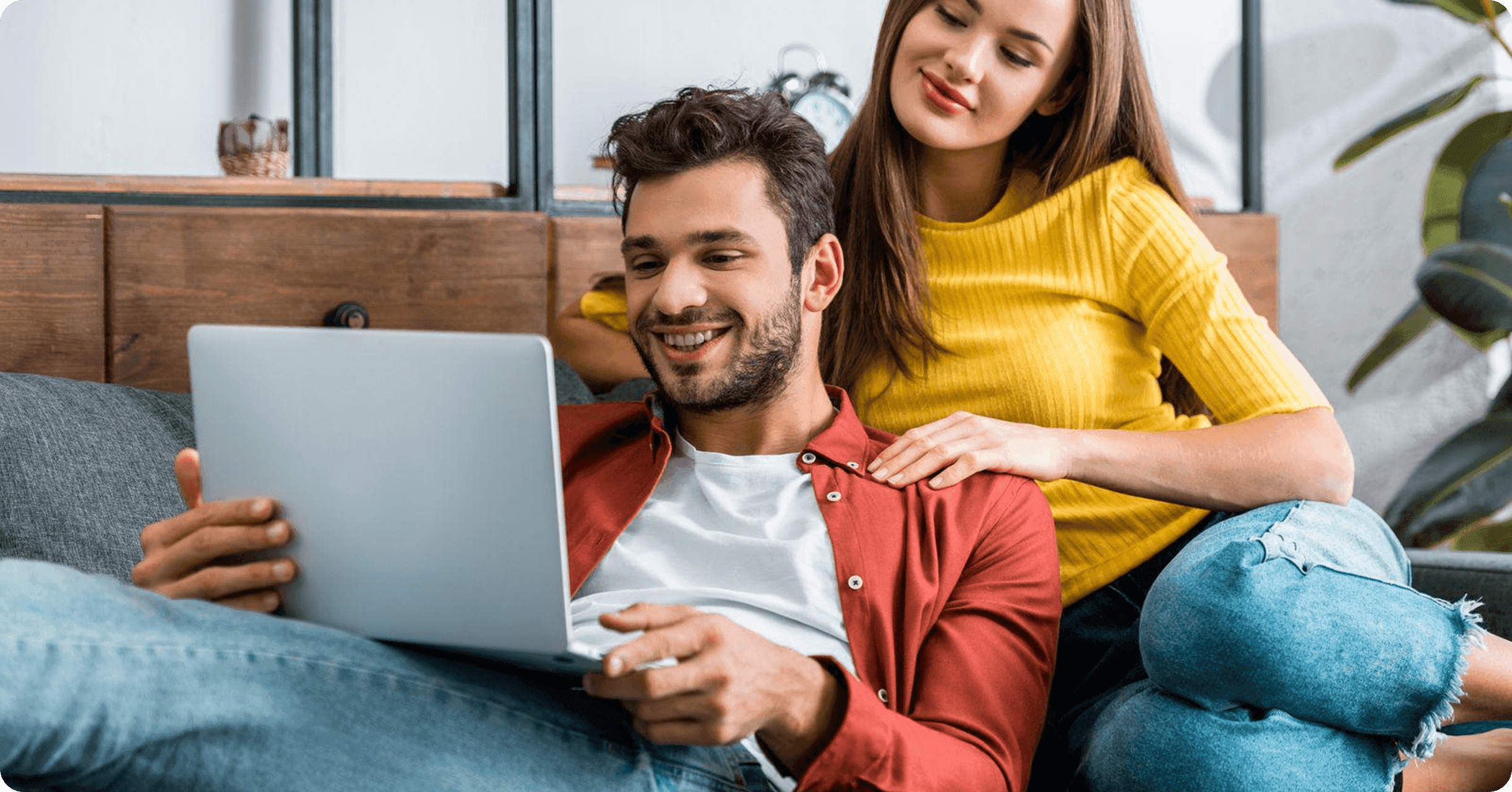 Pár sledující analýzu nemovitosti